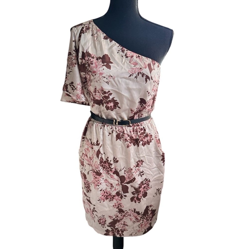 Asymmetrical dress with a floral print in pink and brown tones, one-shoulder